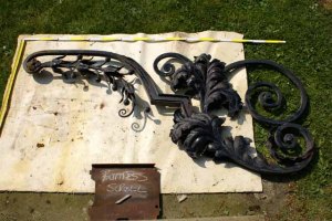 Butress bracket c/w garland