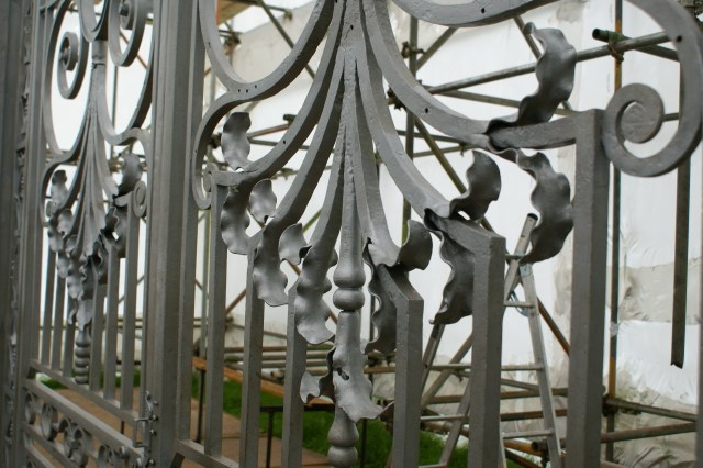 New and repaired waterleaves on the lower part of the 'Tijou' gates