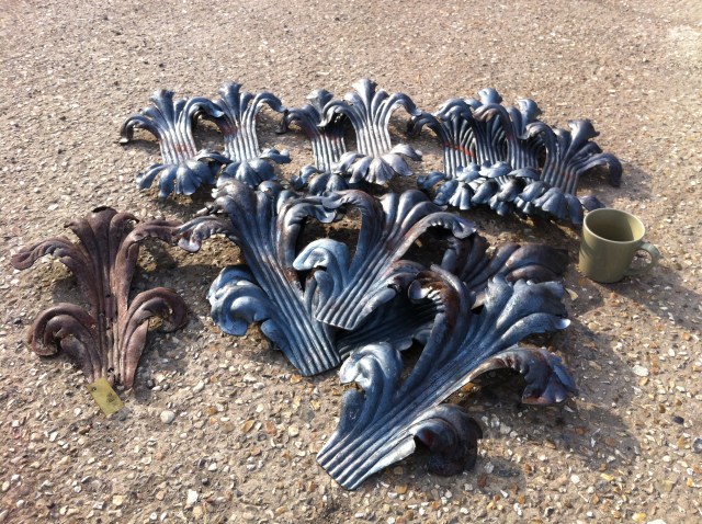 Large gate acanthus leaves, last ones!